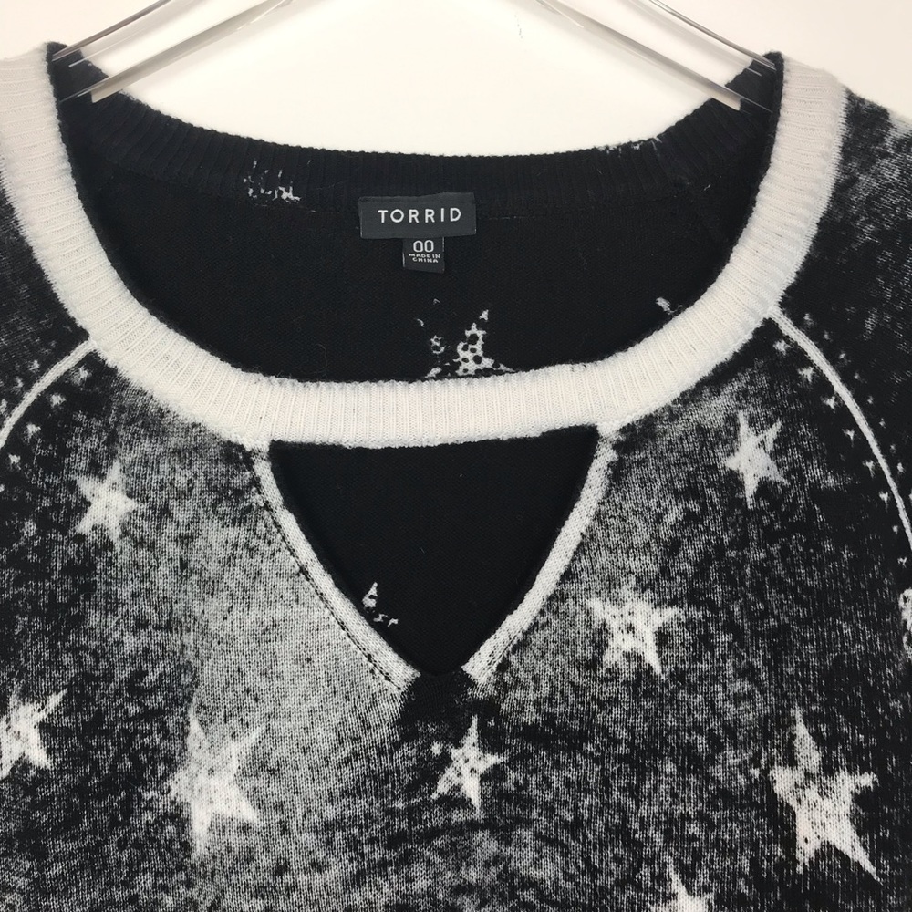torrid 00X Black and White Star Print cut out Sweater - Picture 2 of 8